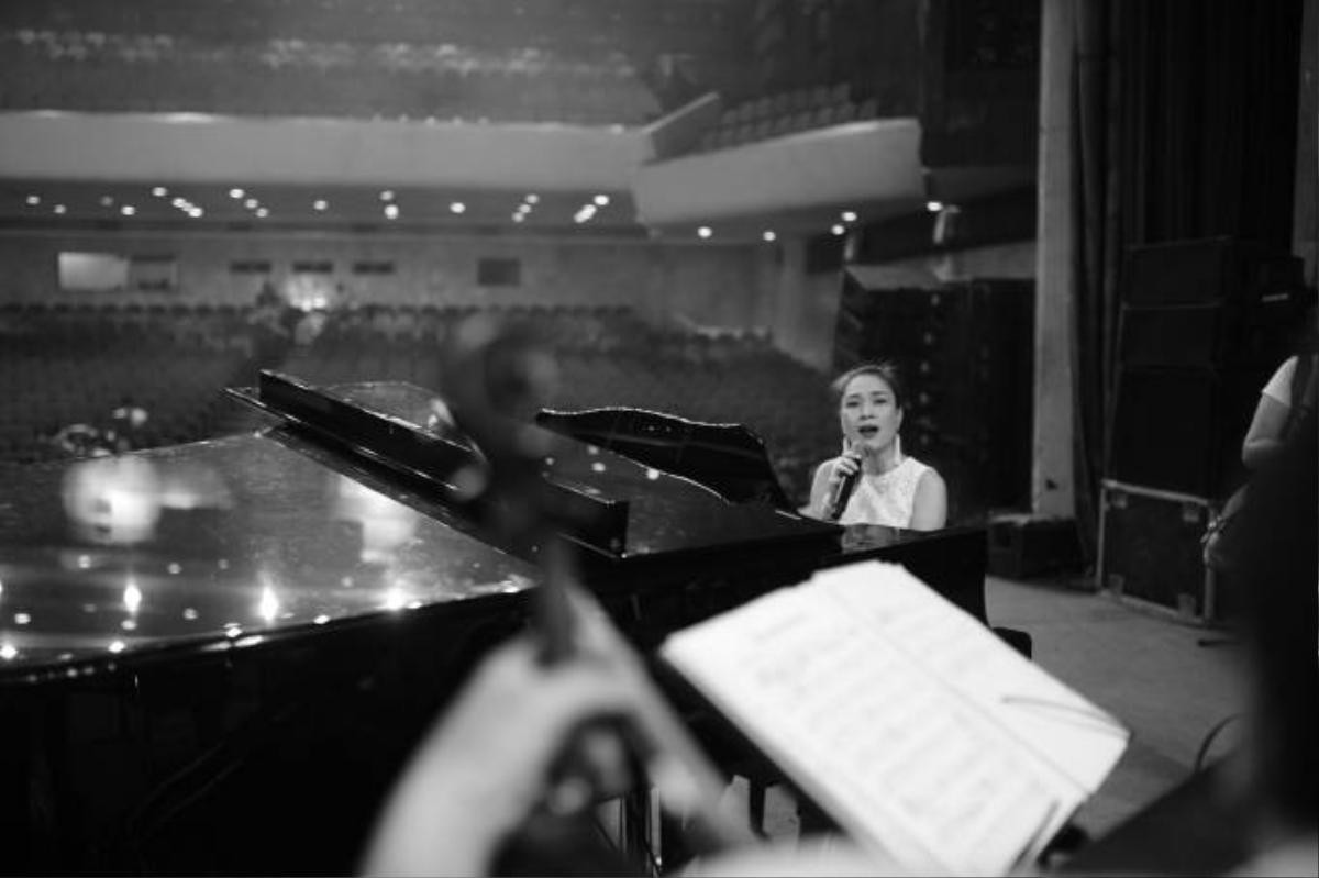 Mỹ Tâm tranh thủ luyện tập với đàn piano.