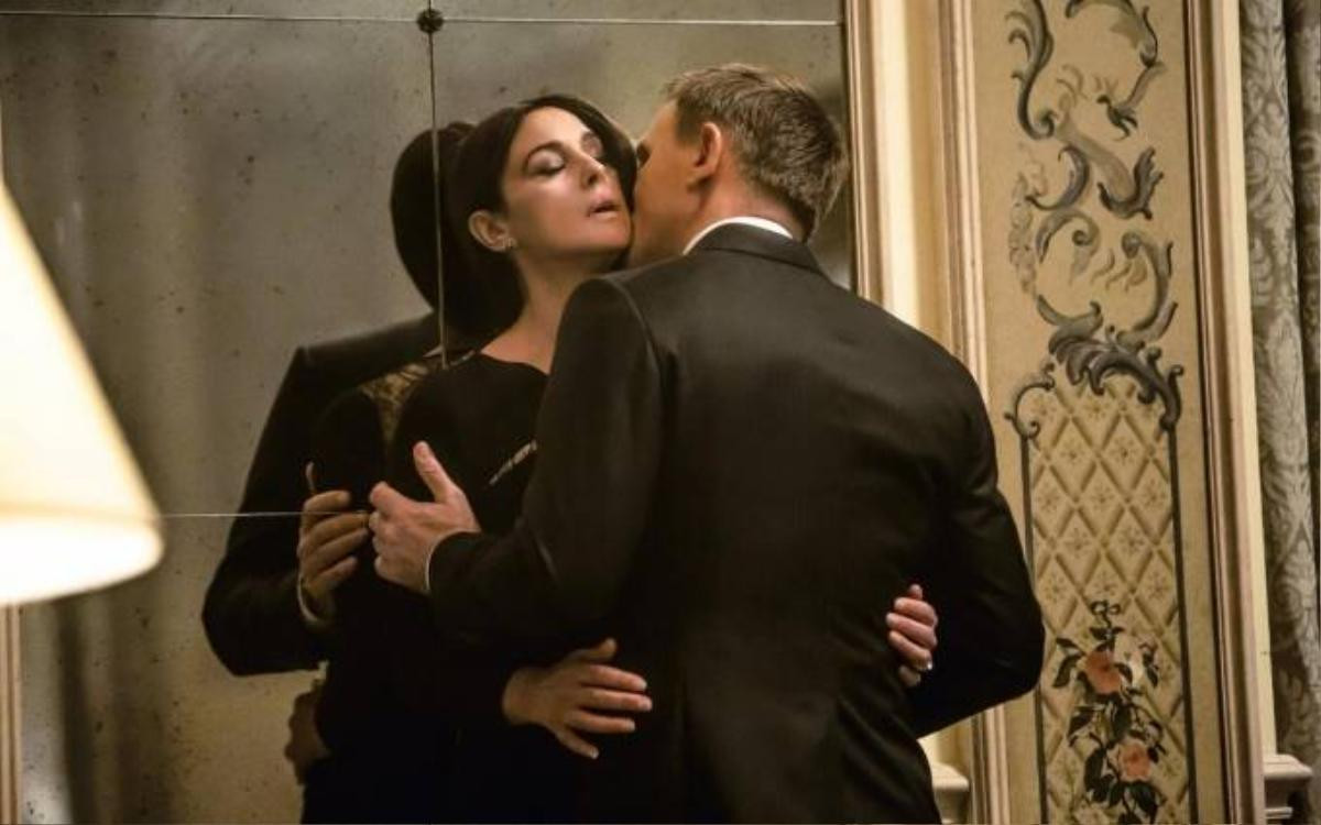 Monica Bellucci và Daniel Craig (thủ vai James Bond) trong Spectre. 