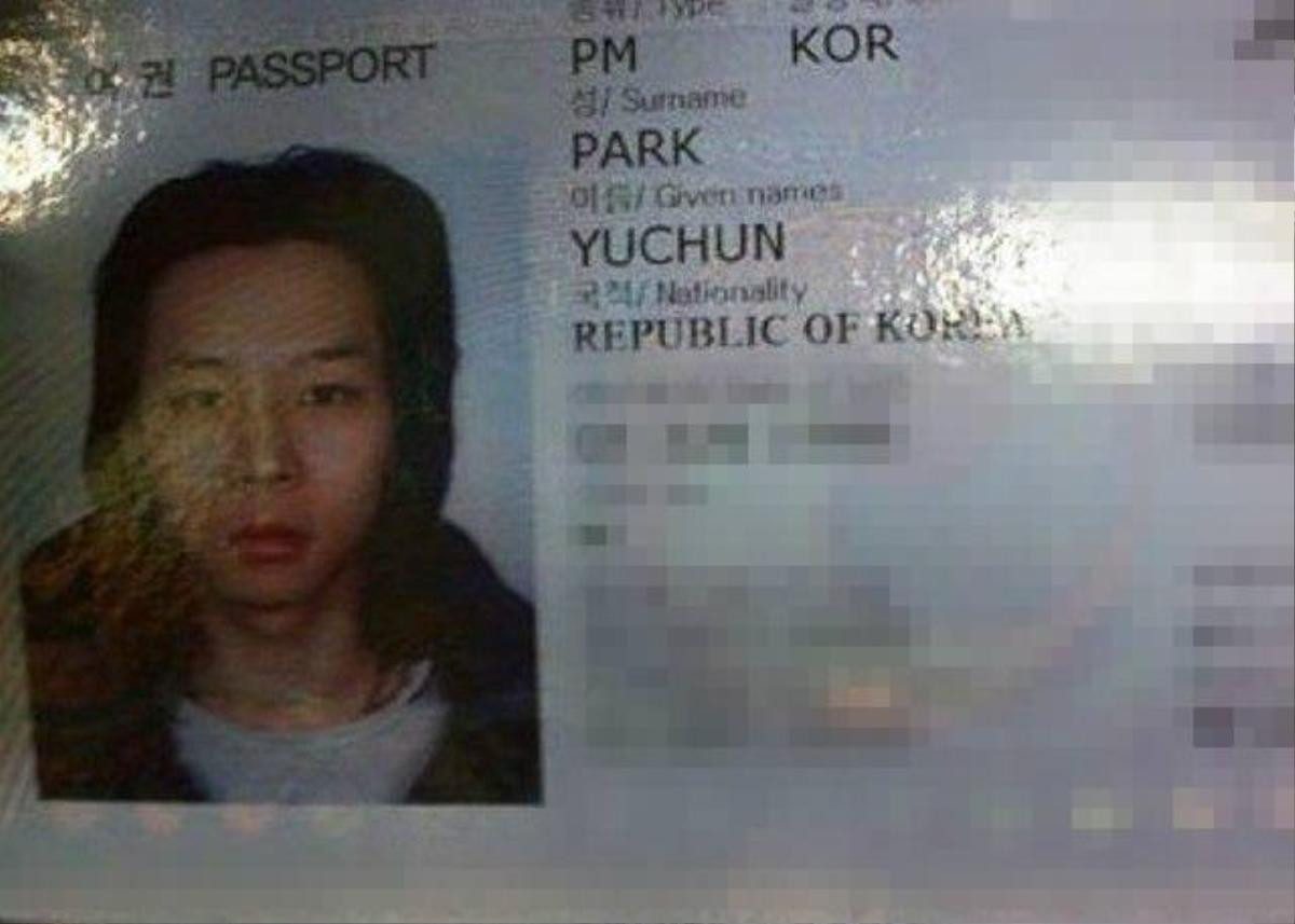 Nam ca sĩ Park Yoochun của nhóm JYJ với kiểu tóc khá dài khi chụp ảnh hộ chiếu.