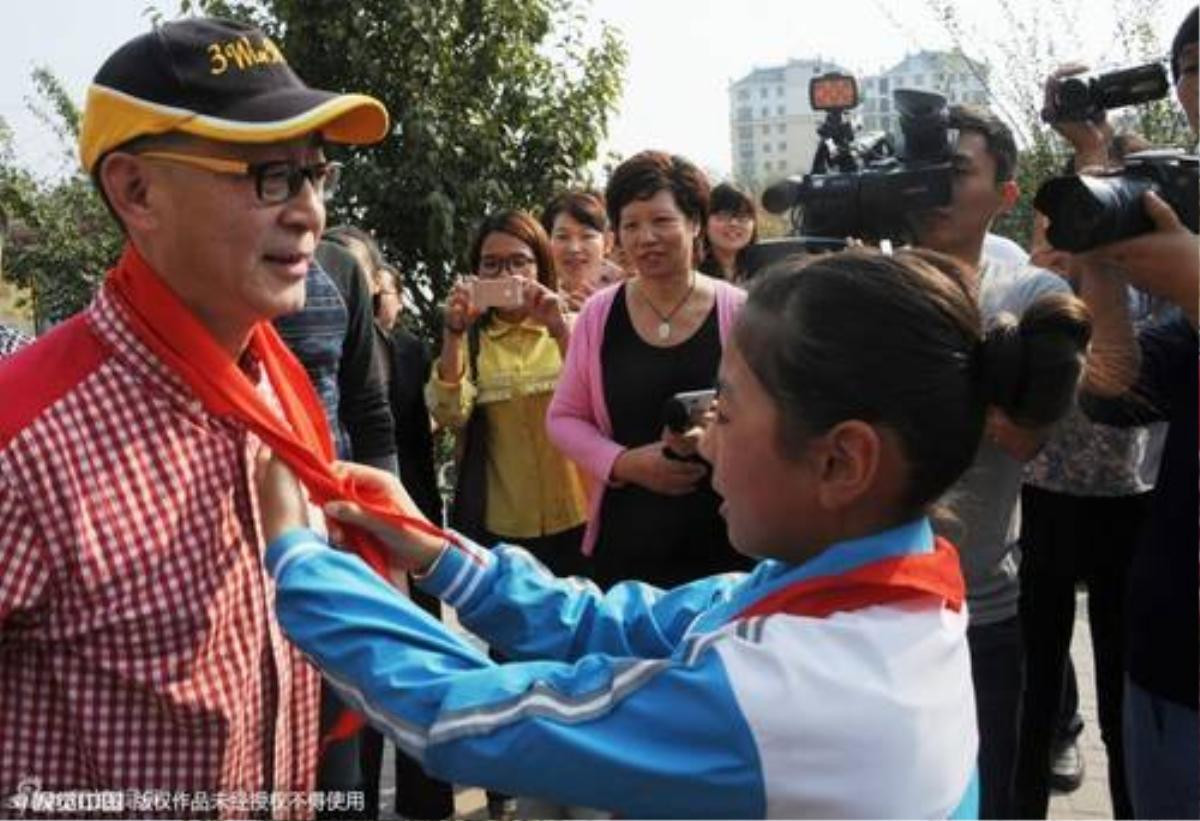 Lục Tiểu Linh Đồng giao lưu với các em thiếu nhi.