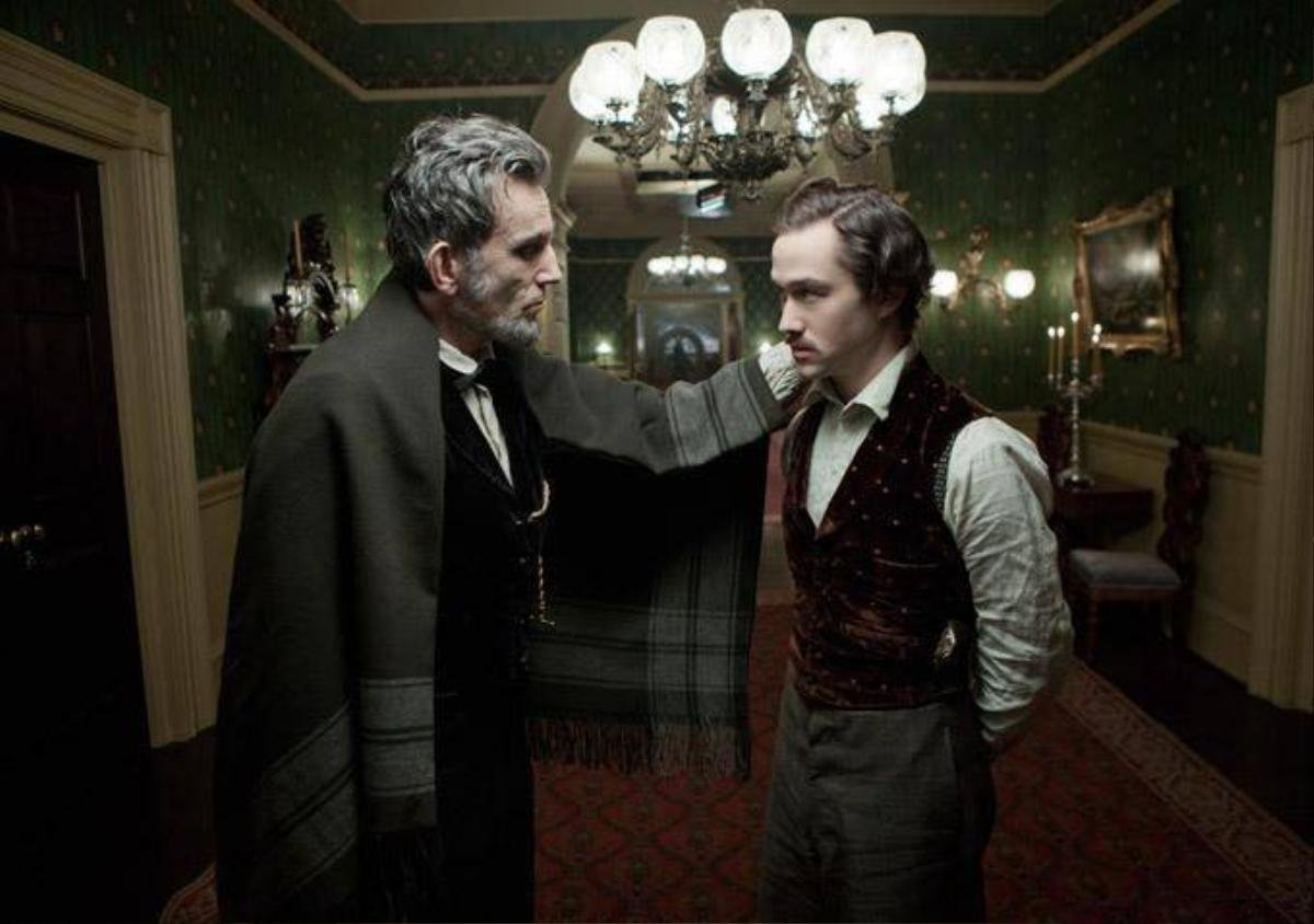 still-of-daniel-day-lewis-and-joseph-gordon-levitt-in-lincoln-(2012)