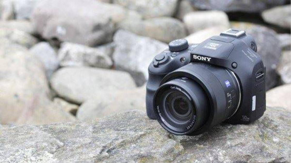 CyberShot DSC HX400V, mẫu camera siêu zoom giá hợp lý, chất lượng tốt của Sony.