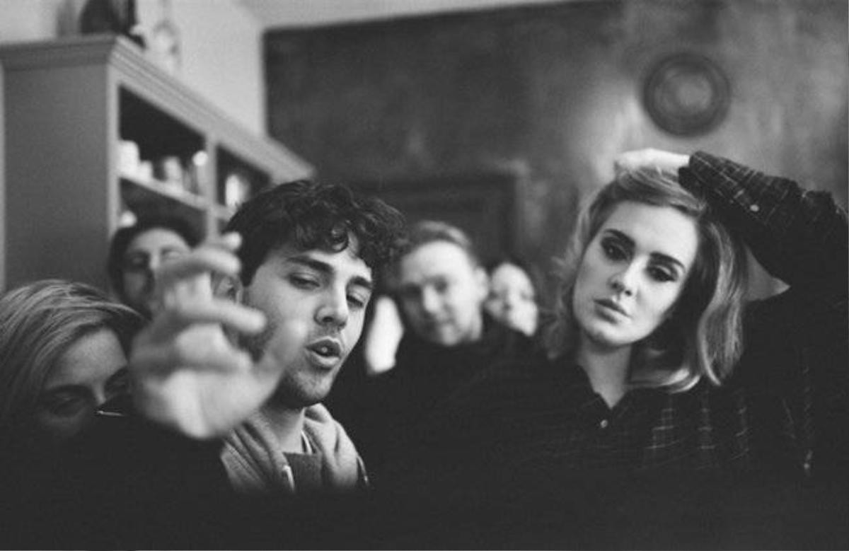 Đạo diễn Xavier Dolan và Adele trên trường quay MV.