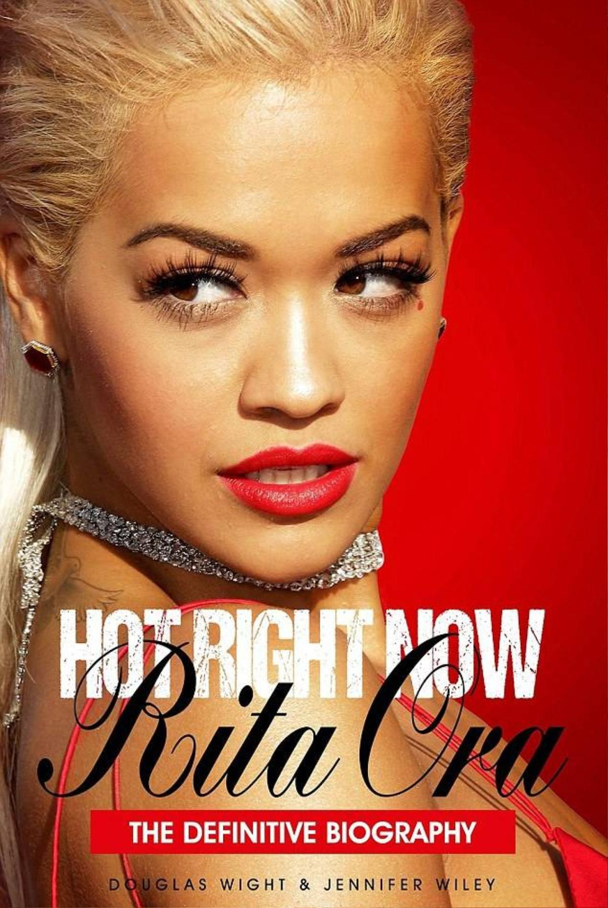 Cuốn tiểu sử Hot Right Now của Rita Ora.