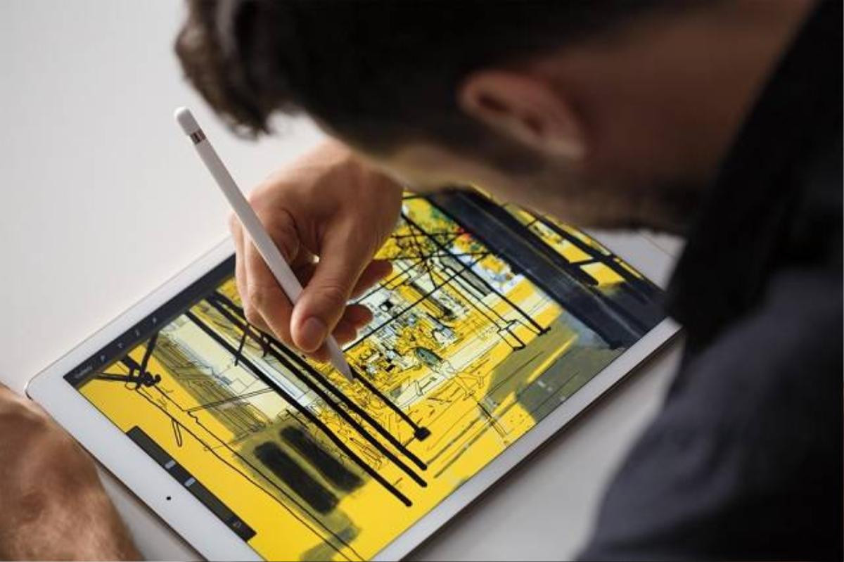 Apple Pencil: Đây mới chính là lý do quan trọng nhất để sở hữu iPad Pro. Apple Pencil được biết đến là chiếc bút stylus bằng nhựa, nó có thể kết nối với iPad Pro qua Bluetooth. Pencil và màn hình iPad Pro tích hợp một số công nghệ ghi nhận lực nhấn lên bút của người dùng để có lực phản hồi thích hợp. iPad Pro có thể quét 240/giây để nhận diện hoạt động của Apple Pencil. Hơn nữa, công nghệ Apple đã thiết kế riêng ứng dụng giảm độ trễ của bút Apple xuống phần triệu giây. Do đó, sự hiển thị nét vẽ được thực hiện vô cùng nhanh chóng.