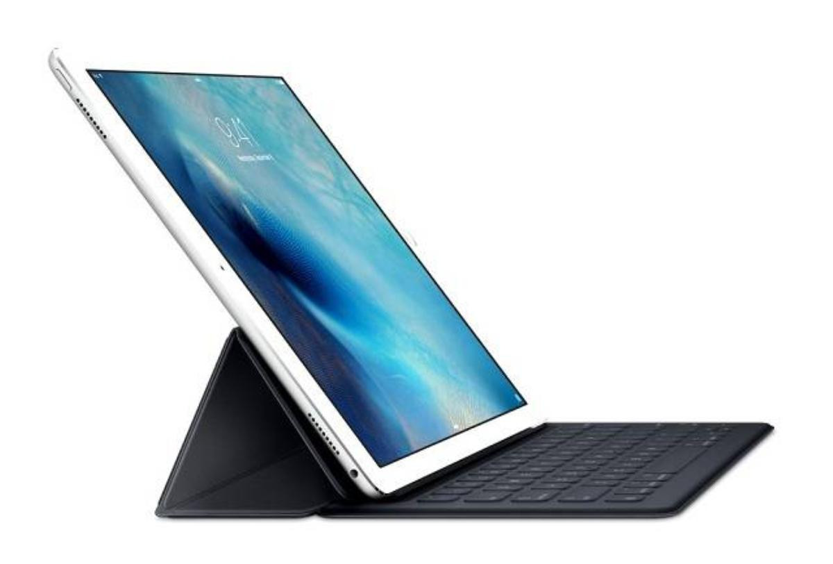 Bàn phím thông minh: iPad Pro sẽ phút chốc trở thành một chiếc MacBook nếu bạn sở hữu bộ bàn phím này. Phải bỏ ra khoảng 170 USD để mua thiết bị này nhưng rõ ràng, đây là một sự thay đổi đáng kể của Apple. Với bàn phím được cấu tạo tinh tế, khi bạn kết nối, hệ điều hành iOS 9 sẽ tự động tối ưu hóa và biến bộ phận này thành bàn phím vật lý. 