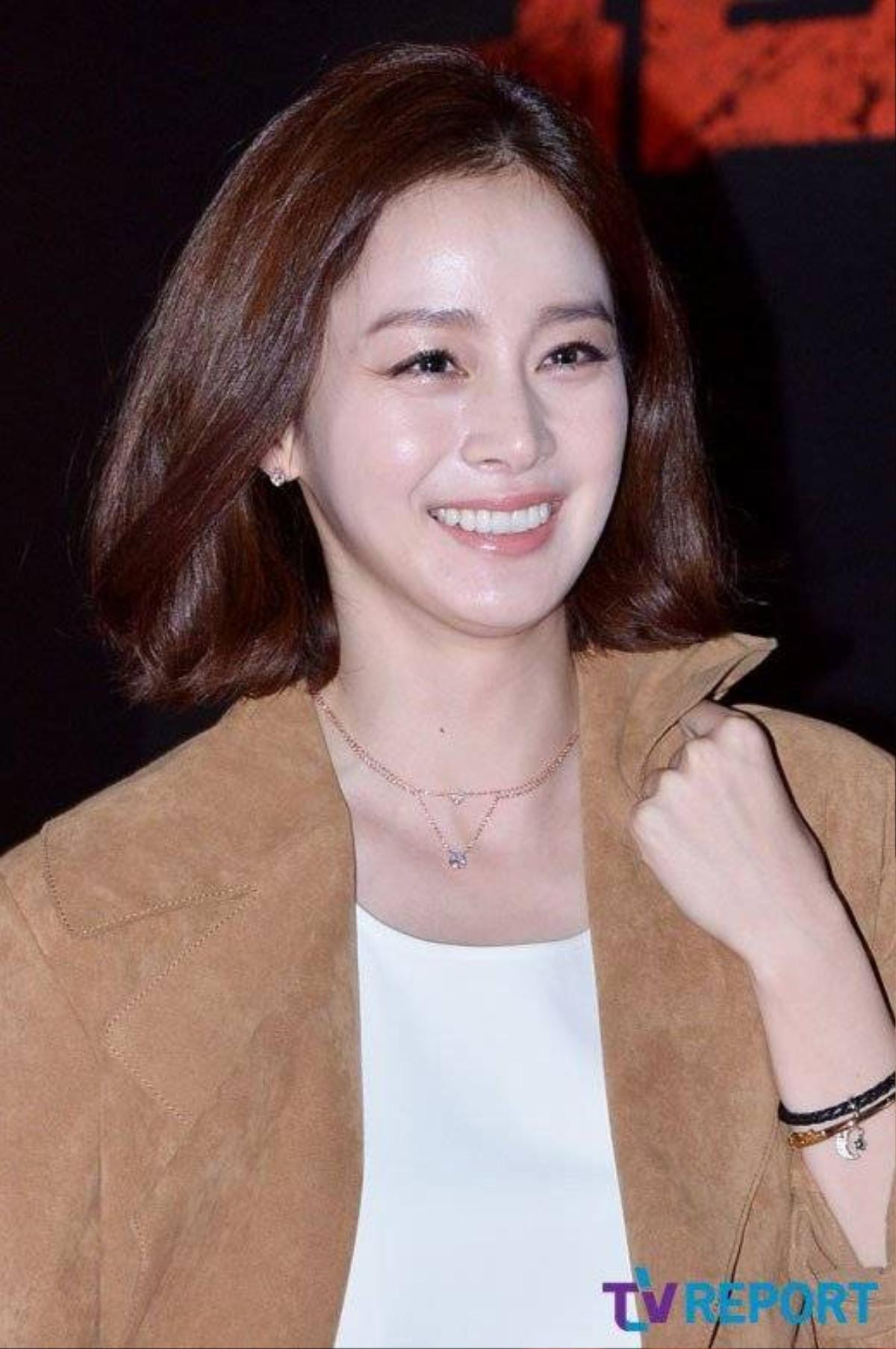 Kim Tae Hee tươi tắn trong sự kiện. Cô vừa có bộ phim truyền hình Yong Pal lên sóng thành công và được nhận giải thưởng tại Korea Drama Awards 2015 tổ chức vào đầu tháng 10. Còn Bi (Rain) gần đây tuyên bố thành lập công ty quản lý riêng mang tên mình.