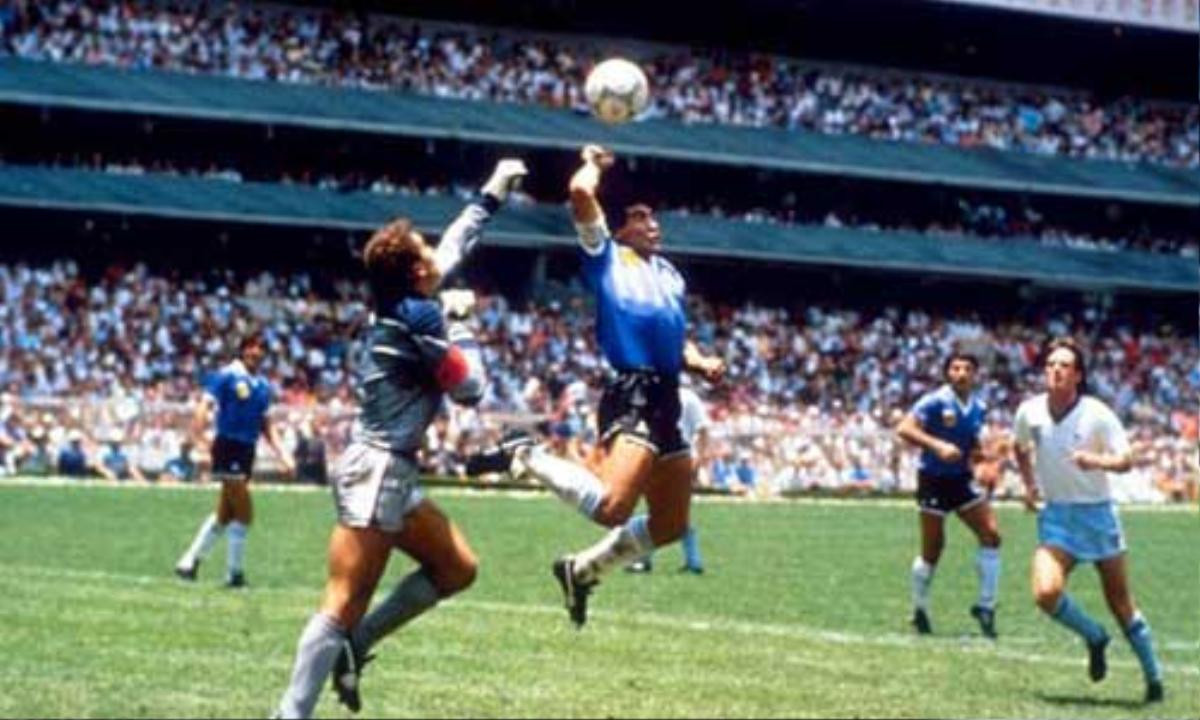 Maradona - người nổi tiếng với lịch sử thế giới với "Bàn tay của Chúa" ghi bàn vào lưới tuyển Anh 1986.