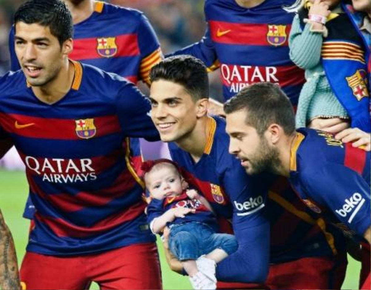 Bartra và con gái chụp hình cùng các đồng đội sau trận đấu.