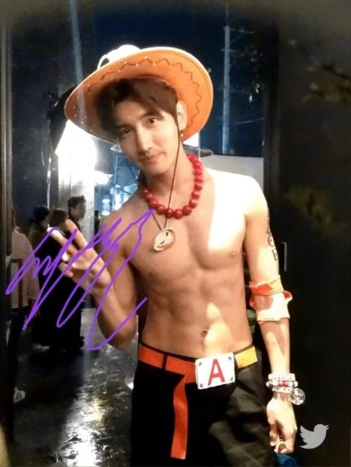 Changmin khoe cơ bụng khi làm Portgas D. Ace.