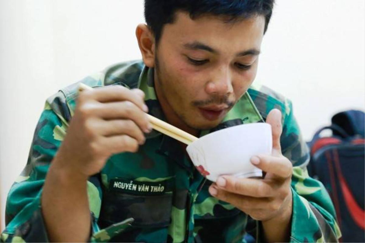 Thuyền viên Trần Minh Sang và 10 người được cứu vẫn chưa hết bàng hoàng vì vụ tai nạn trên biển. Ảnh: Zing.vn.