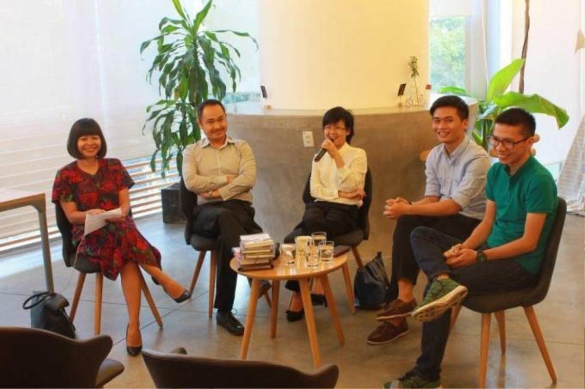 Thiện Học (thứ hai từ phải sang) tham dự một buổi talkshow về marketing cùng các chuyên gia trong lĩnh vực này.