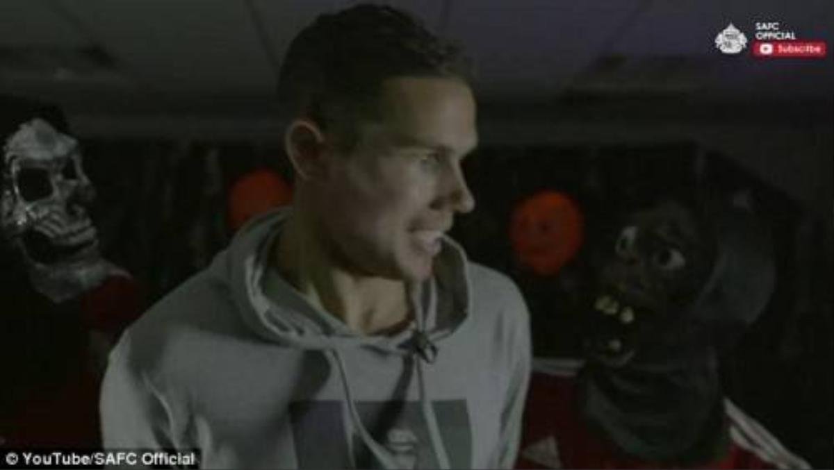 Tiền vệ Sunderland Jack Rodwell khá "tỉnh" trước màn hù dọa của 2 đồng đội.