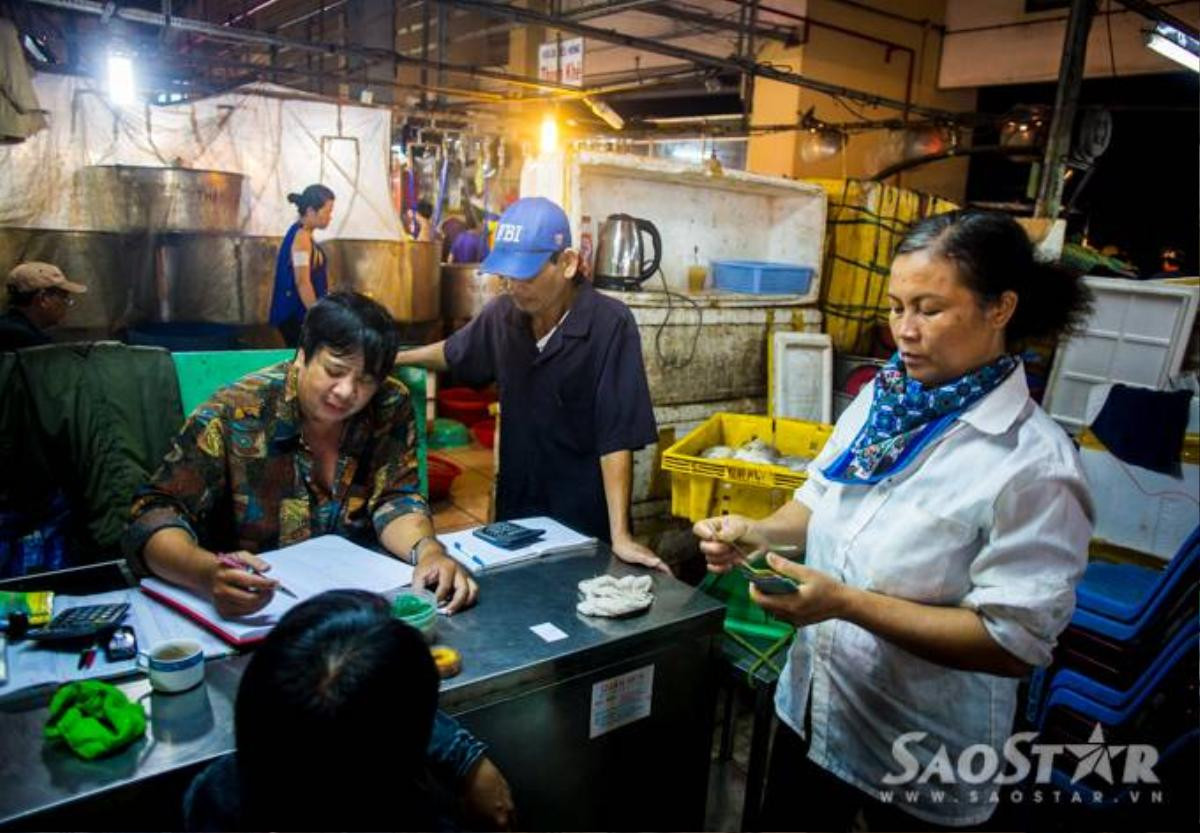 Chú Chín (chủ vựa tại khu E) cho hay: "Chú làm nghề buôn thủy hải sản đã được 30 năm nay. Làm nghề này hôm nay có thể giàu nhưng mai có thể nghèo. Mua hàng vô mà mình không đoán được giá ko may giá hàng bị giảm có khi lỗ một đêm cả 500tr cũng có khi đoán được nguồn hàng ít mình mua vào tích trữ hôm sau bán lời cả hai ba trăm triệu một đêm con ơi. Phiêu lắm!".