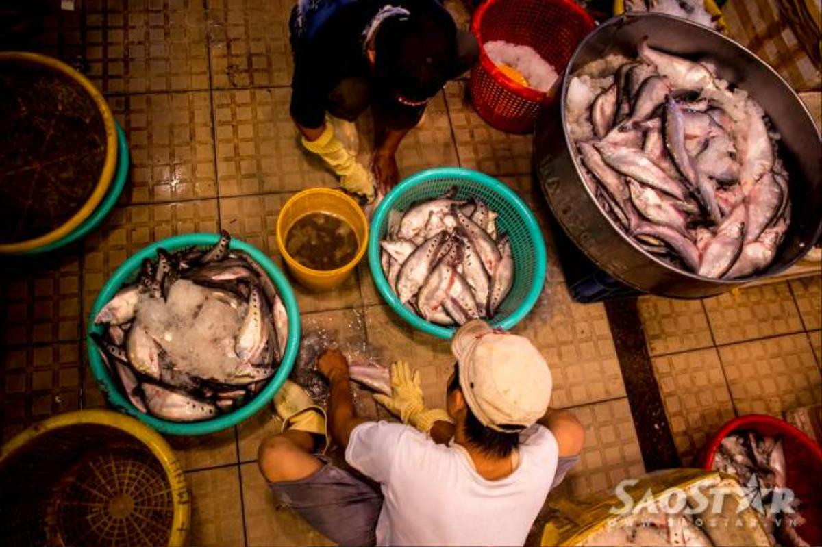 Cá tươi đang được sơ chế rửa sạch bùn đất trước khi bày bán cho khách.