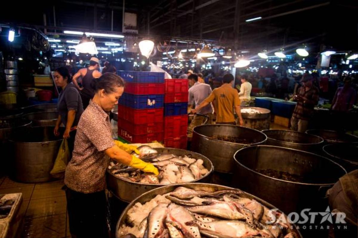 Sau khi qua sơ chế, các công nhân tại các vựa phải phân loại trước khi được bày bán.