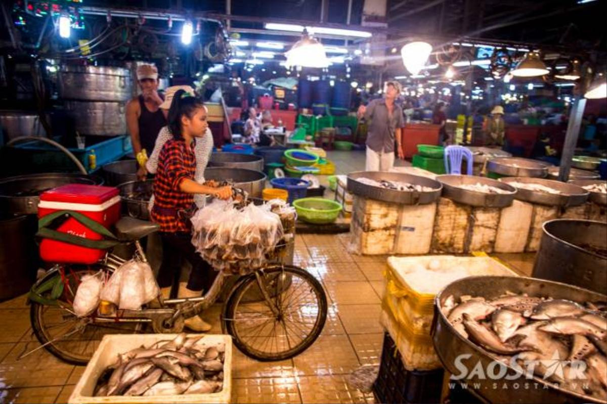 Trong chợ lúc nào cũng có người chuyên đi bán nước uống và đồ ăn để phục vụ cho các công nhân khi họ có nhu cầu. Cà phê là món thức uống ưa thích vì giá thành rẻ và giúp tỉnh táo.