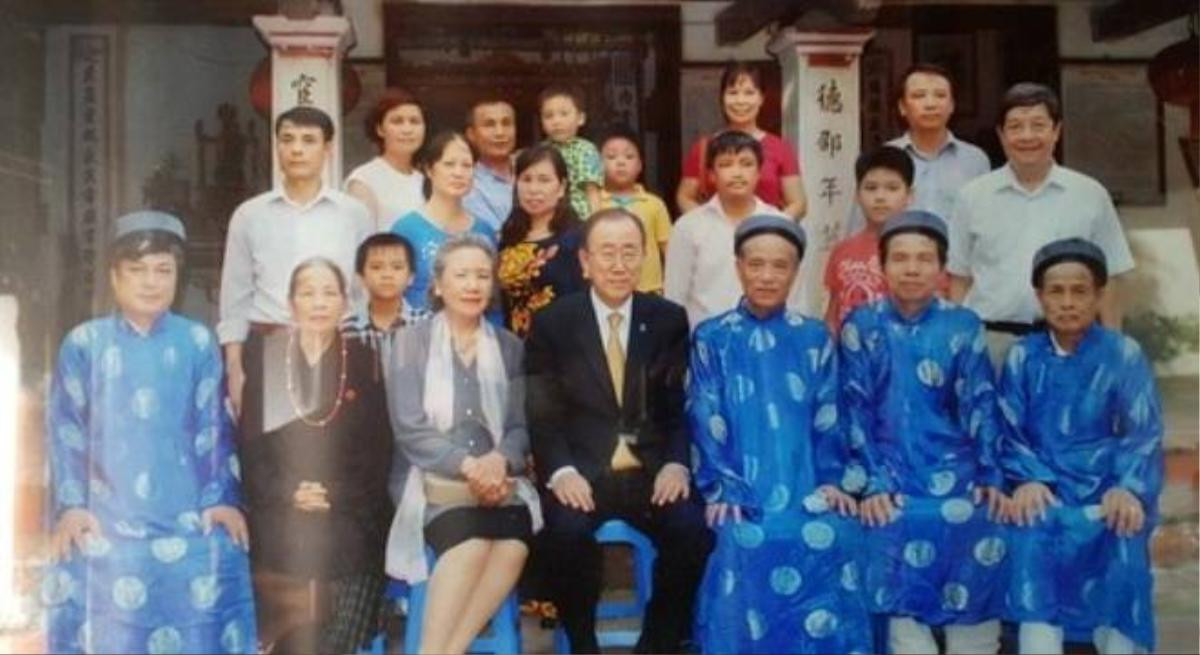 Ông Ban Ki-moon cùng phu nhân chụp ảnh trước nhà thờ họ Phan Huy. 