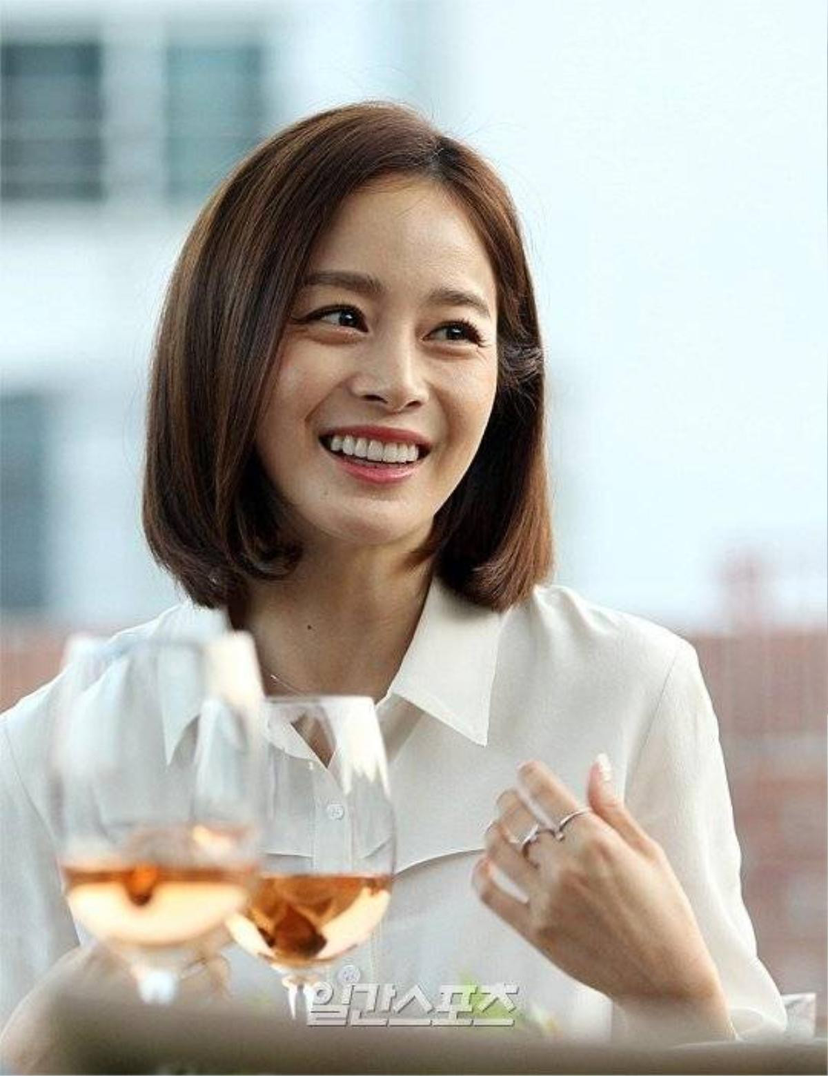 Khi được đề cập đến nhan sắc bị ảnh hưởng bởi thời gian, Kim Tae Hee cho biết cô bắt đầu e dè nếp nhăn. Được mệnh danh là một trong những người đẹp mặt mộc của showbiz Hàn, loạt ảnh mới cũng cho thấy những nếp nhăn đã xuất hiện nhiều hơn trên gương mặt Kim Tae Hee, đặc biệt là ở đuôi mắt và khóe miệng. Làn da của kiều nữ cũng kém mịn màng, mượt mà.