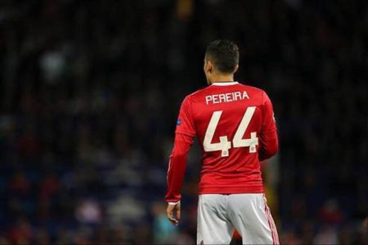 Andreas Pereira khắc tên và số áo của mình tại MU 44.