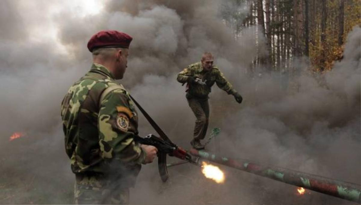 in-belarus-servicemen-must-pass-through-an-extensive-and-difficult-obstacle-course-before-becoming-members-of-the-elite-red-berets