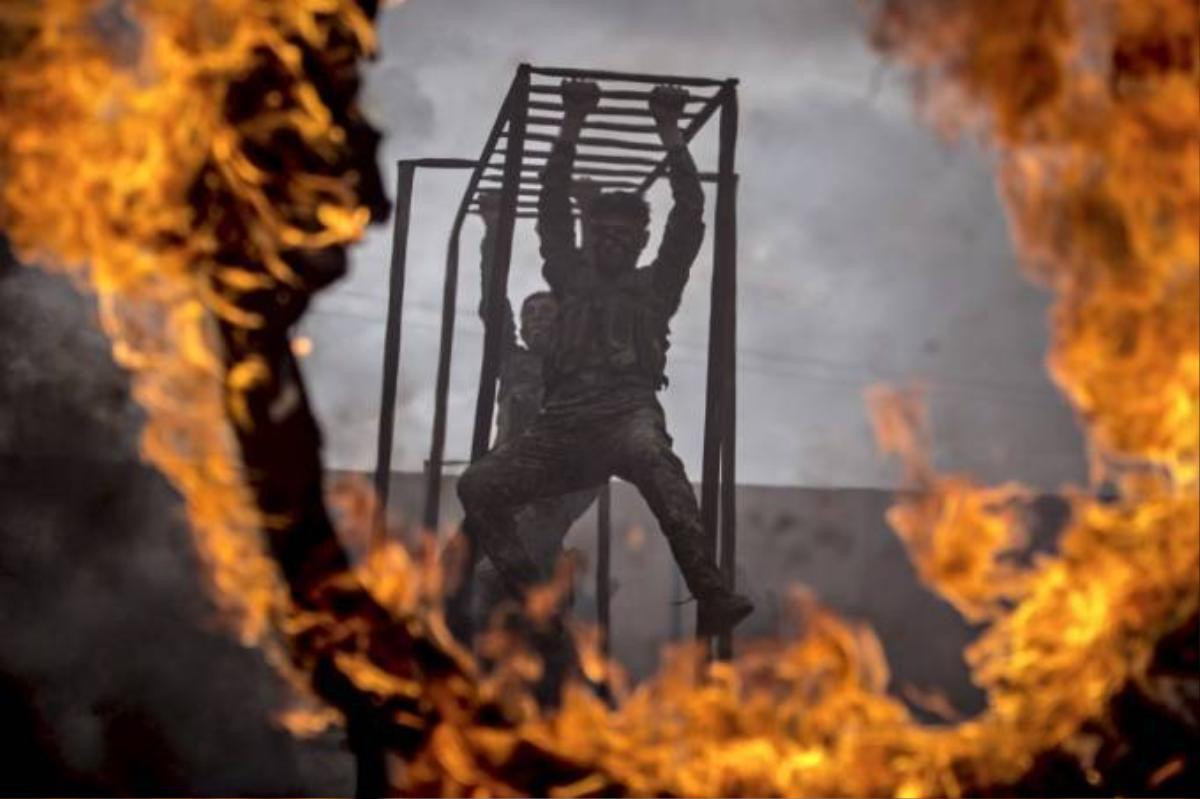 other-middle-eastern-militia-forces-put-their-fighters-through-intense-looking-training-in-syria-members-of-the-kurdish-ypg-train-on-monkey-bars-and-fire-obstacles