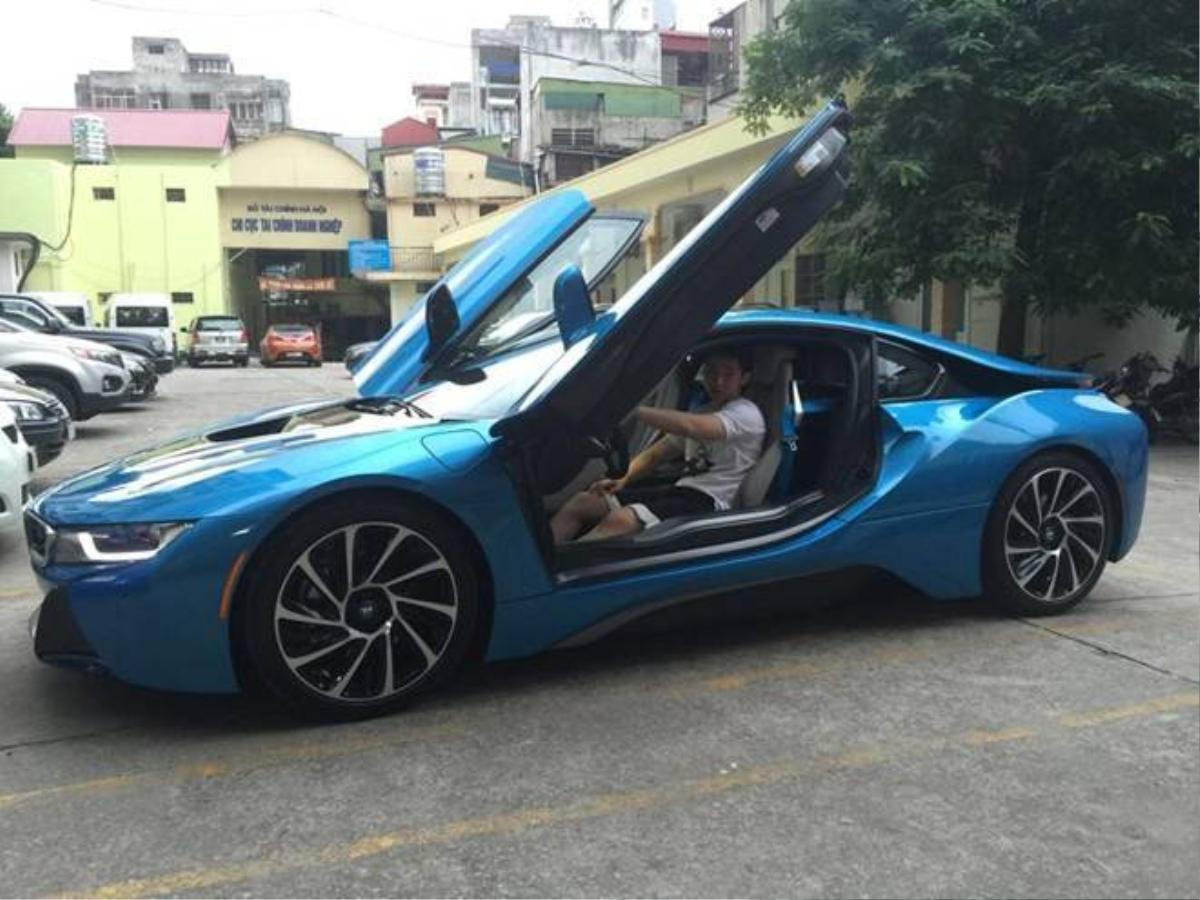 Thiếu gia Trần Sơn, tuy mới 17 tuổi nhưng đã sở hữu riêng chiếc BMW i8 màu xanh duy nhất này.