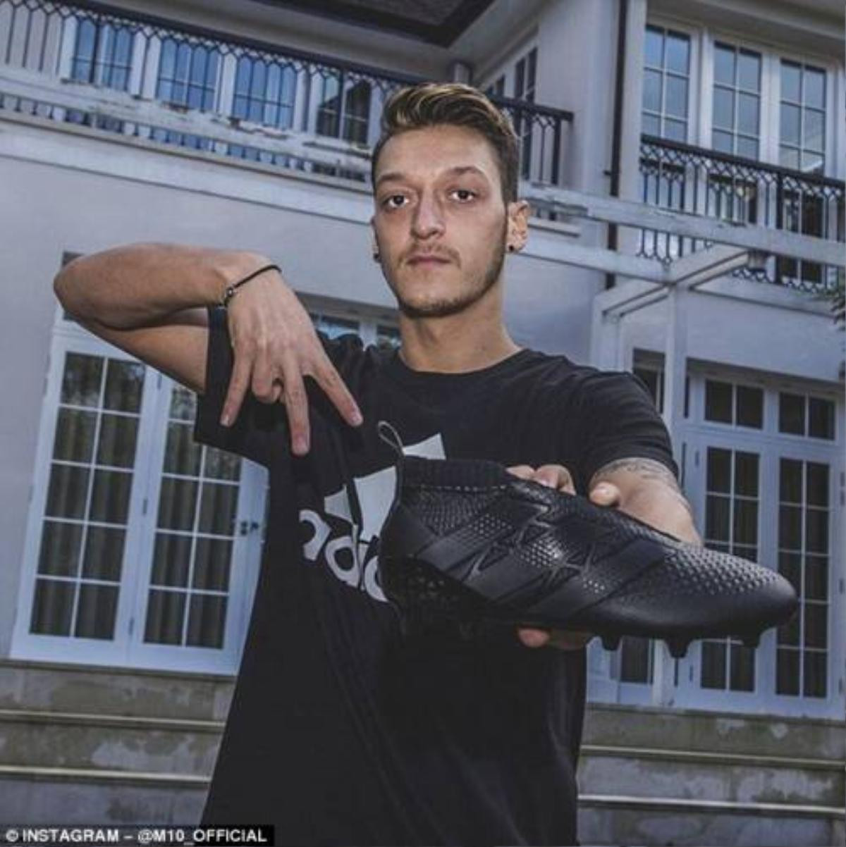 Mesut Ozil đang mong ngóng từng ngày để xỏ đôi giày không dây này ra sân.