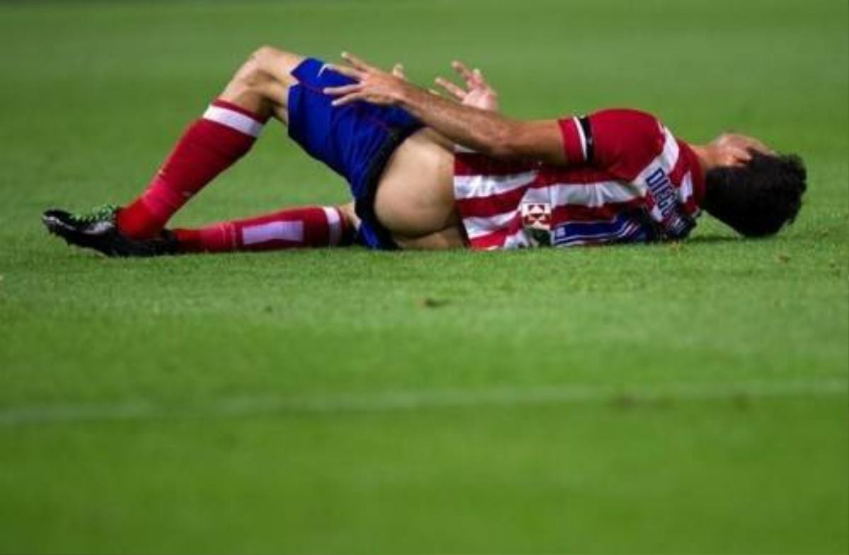 Diego Costa thời còn thi đấu cho Atletico Madrid trong trận đấu với Osasuna đã bị Juanfran bên phía đội khách phạm lỗi. Hậu quả cú ngã trượt trên sân sau đó của tiền đạo này vô tình khiến anh bị tụt quần lộ nguyên cả cặp mông trước hàng vạn cặp mắt trên sân.