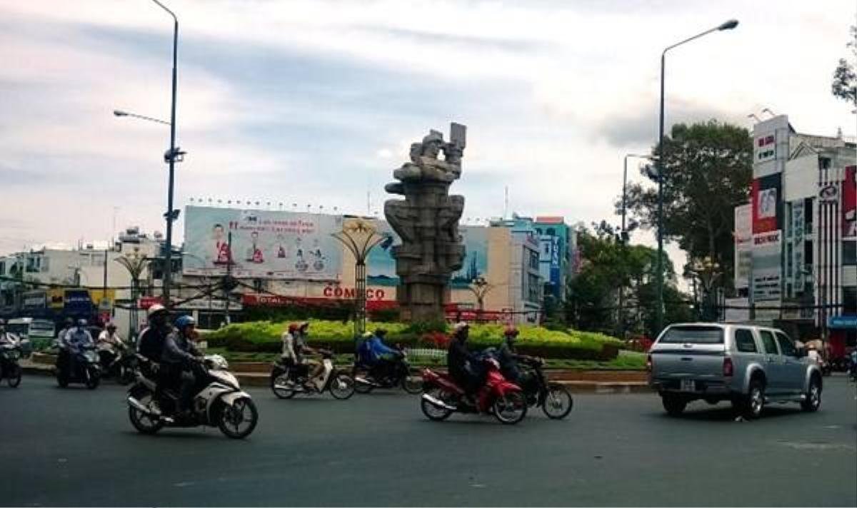 Khu bùng binh Ngã sáu Dân chủ xưa kia vốn là một huyệt mộ với số lượng thây ma khổng lồ