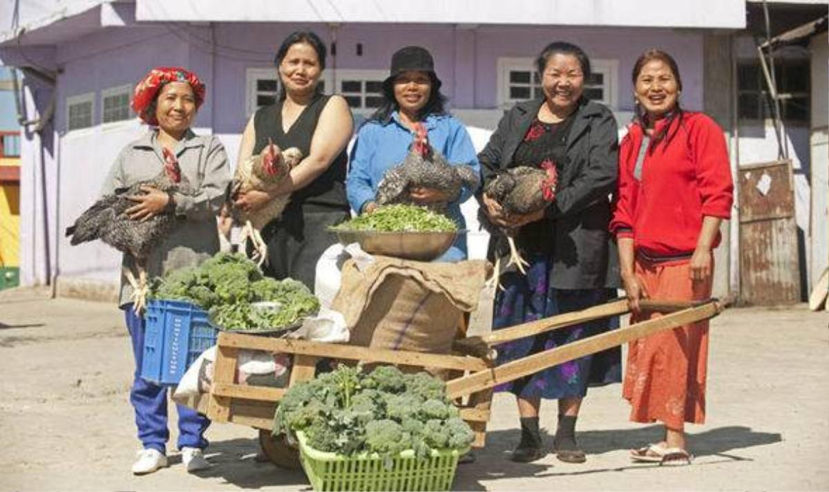 Mỗi ngày các bà vợ cùng nhau nấu nướng bữa ăn cho cả gia đình, trong khi các con trai đi làm đồng còn các con gái dọn dẹp nhà cửa.