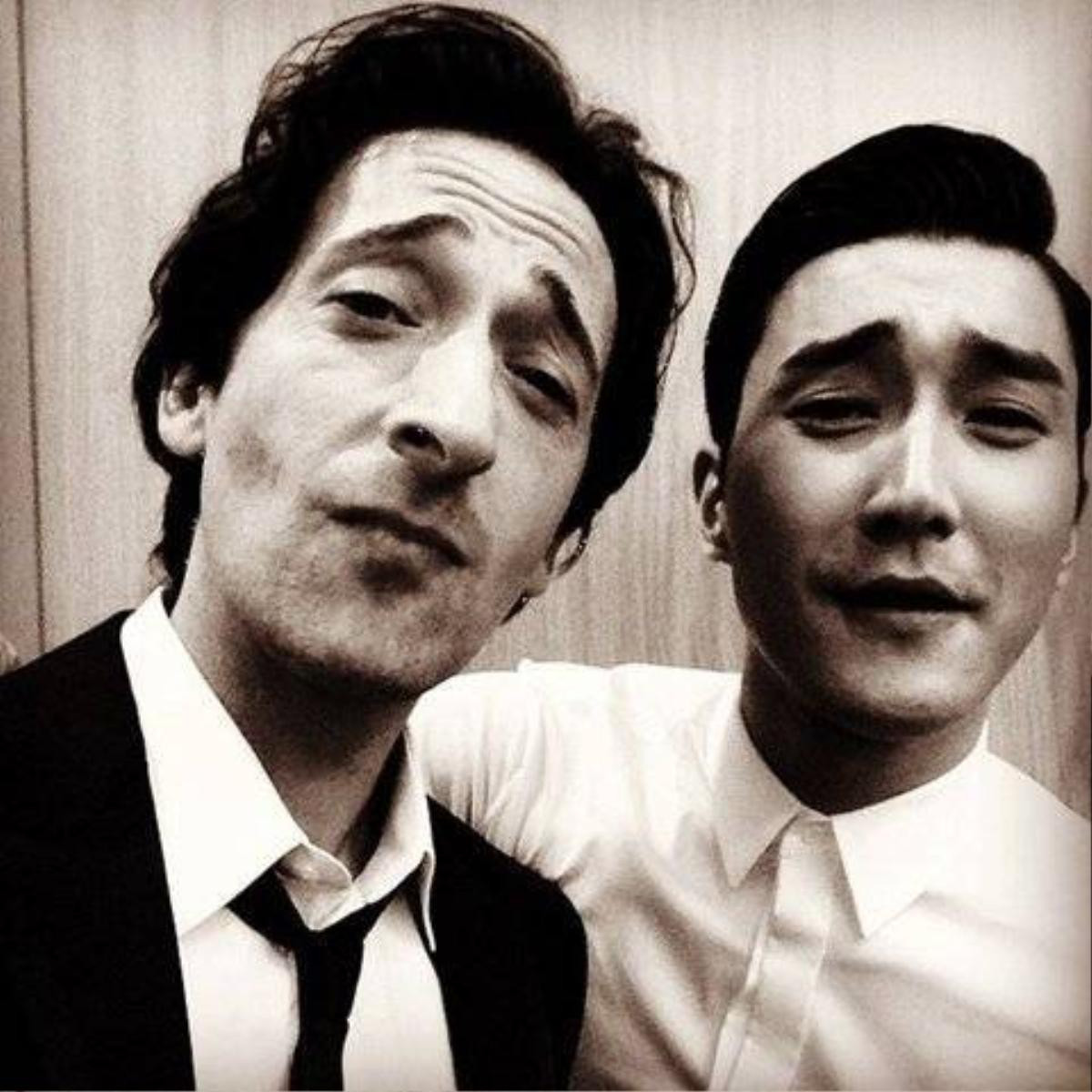 Mỹ nam Hàn và tài tử Hollywood Adrien Brody tạo biểu cảm gương mặt giống nhau khi chụp selfie. 