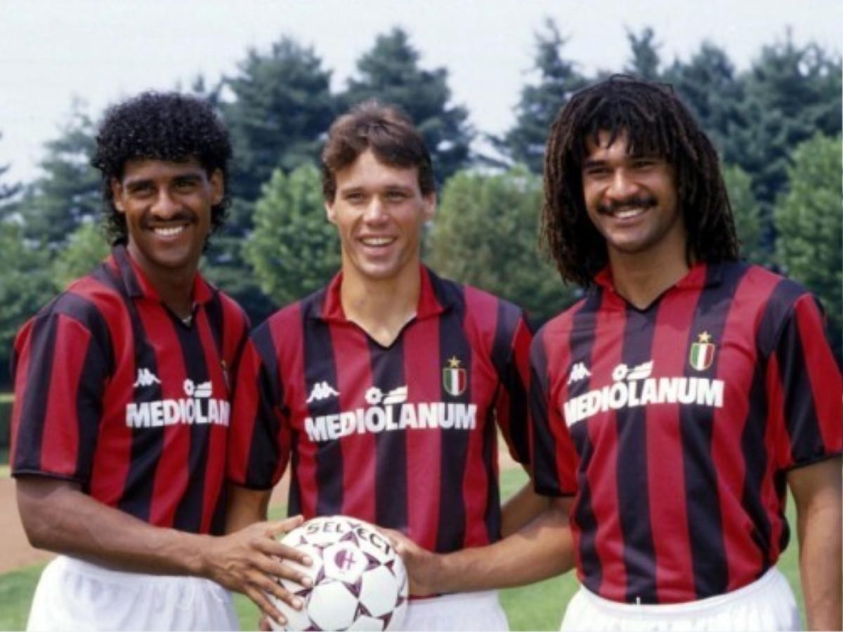 Van Basten cùng với với Gullit và Rijkaard tạo nên bộ ba huyền thoại bóng đá Hà Lan