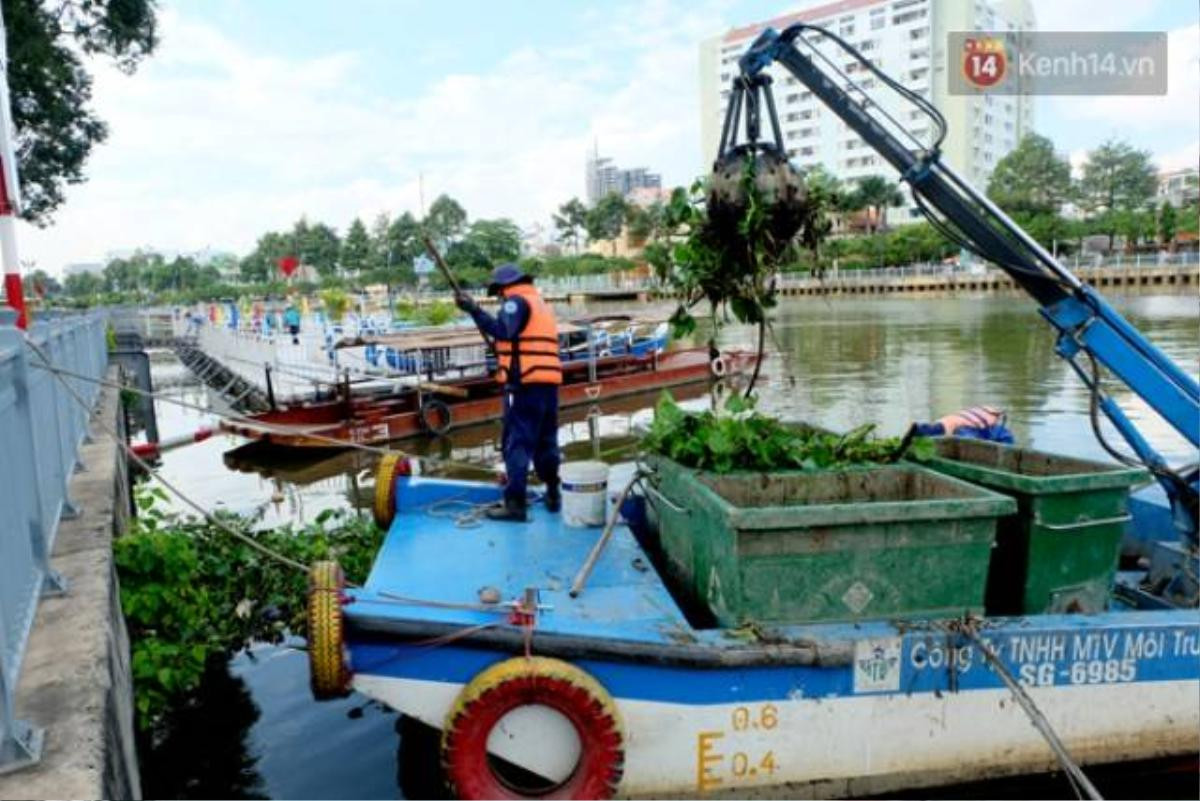 Công nhân vệ sinh môi trường đang gom rác từ dưới kênh. 