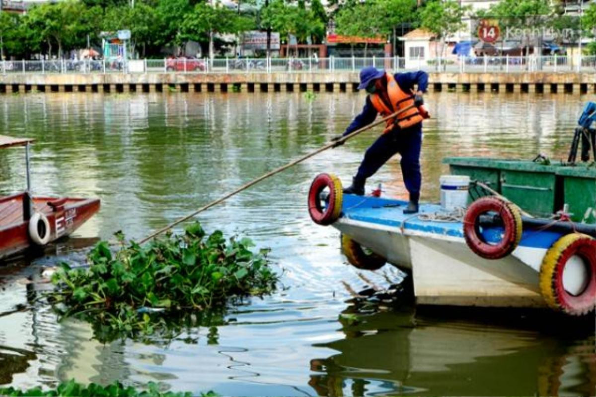 Các công nhân phải đi vớt rác từ 2 - 3 lần/ngày dưới dòng kênh đang có nguy cơ bị ô nhiễm trở lại.