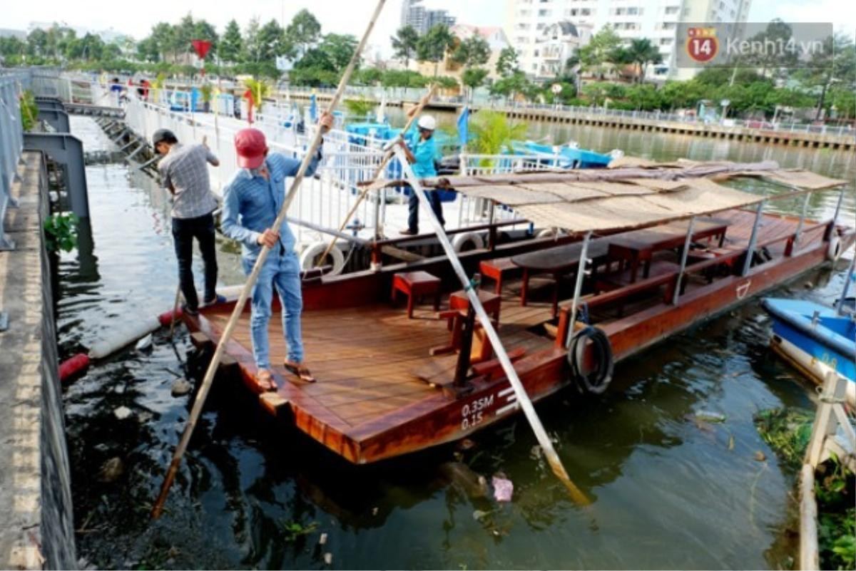 Bến thuyền du lịch đầy rác, không có khách đặt tour nhưng các nhân viên của bến cũng bận rộn vì phải... vớt rác cả ngày.