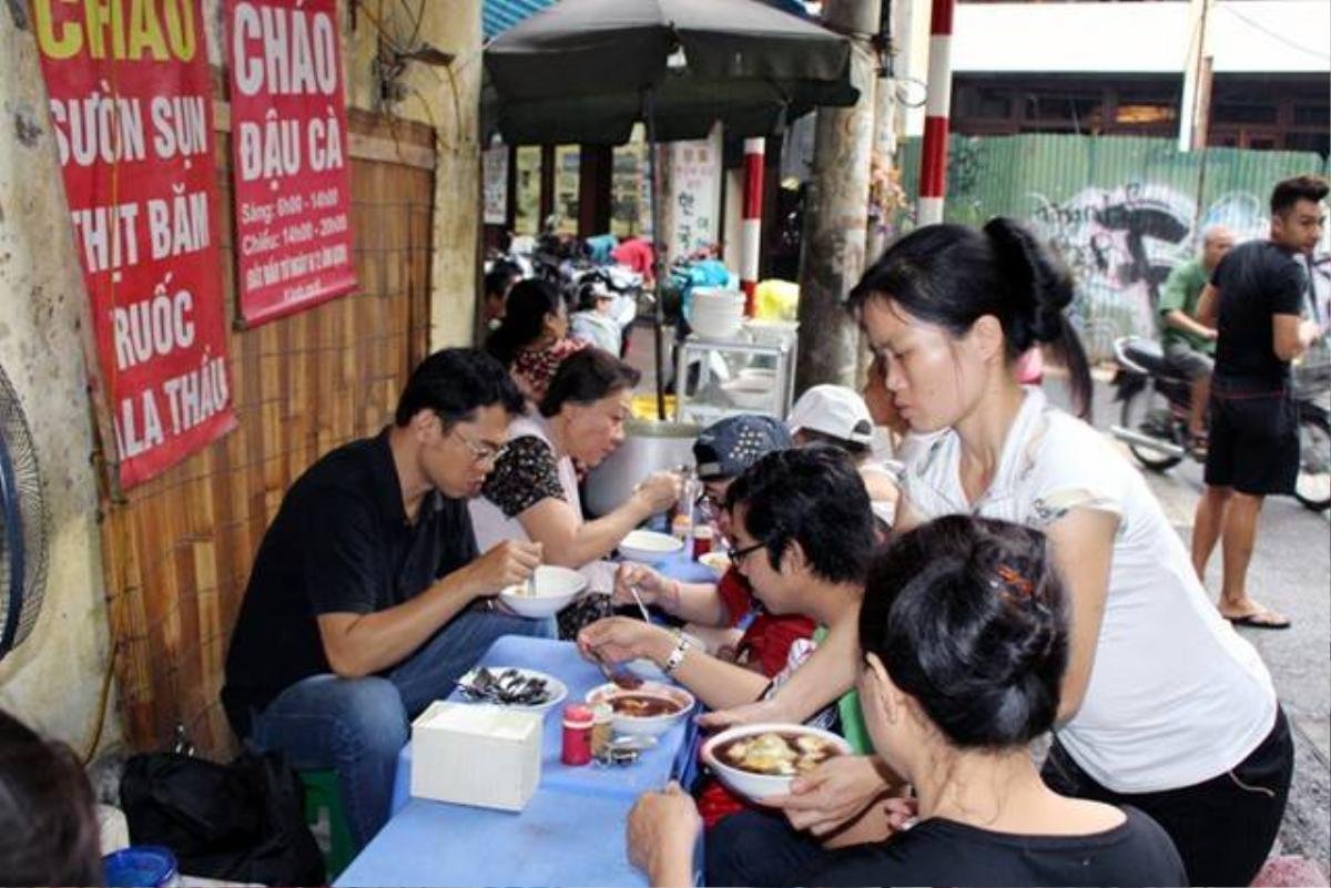 Những ngày đầu tuần hoặc ngày tuần, ngày rằm rất đông thực khách ăn chay tìm tới quán cháo bà Oanh.