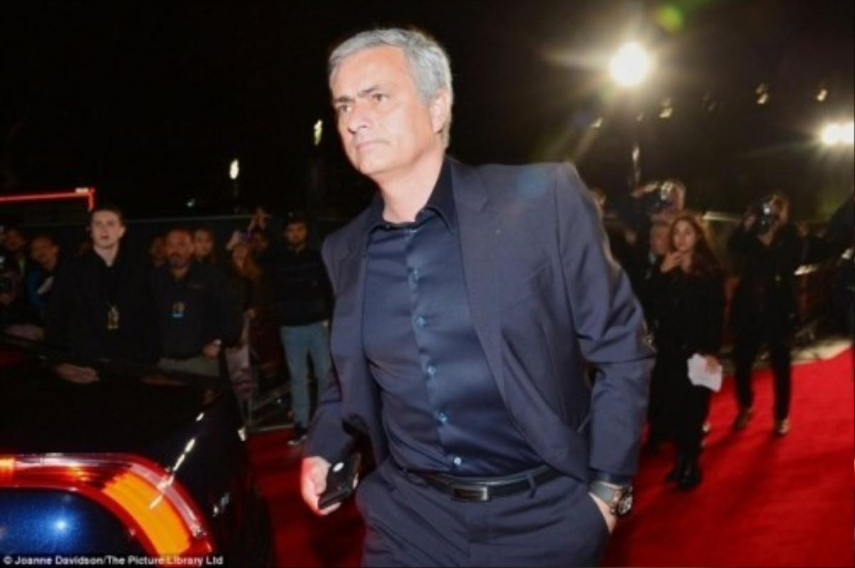 HLv Jose Mourinho Chelsea cũng đến chúc mừng học trò cũ.