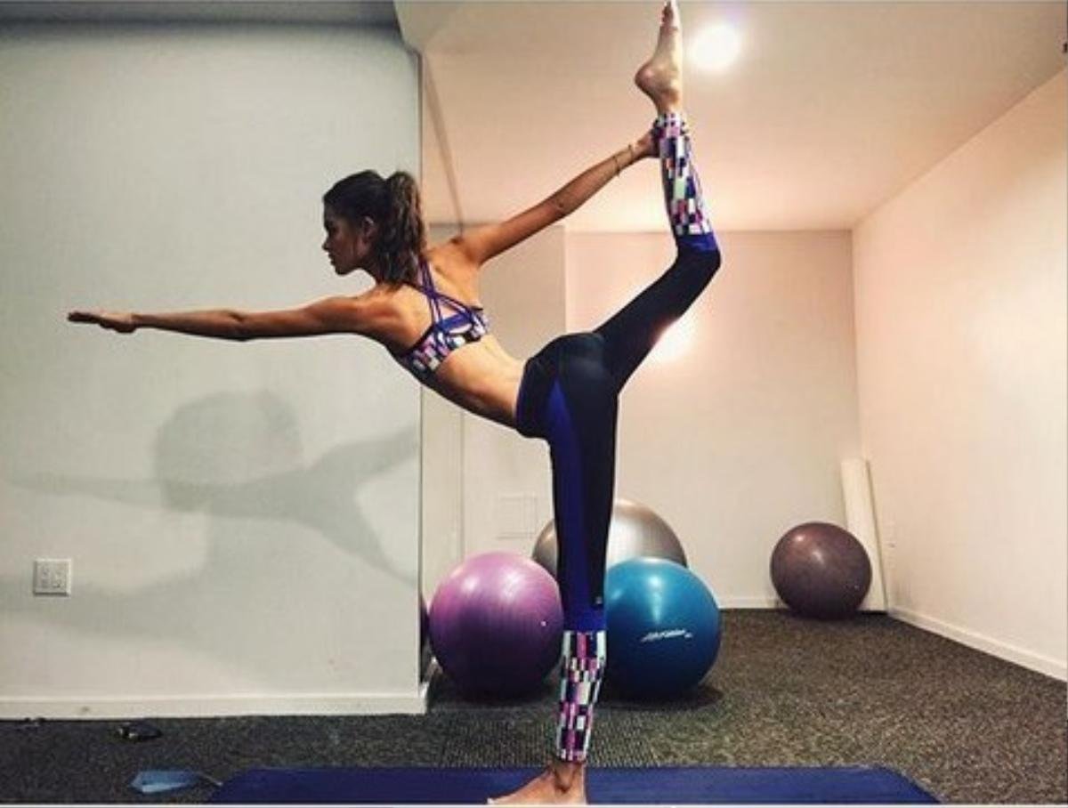 Candice Swanepoel và Pauline Hoarau chăm chỉ tập yoga.