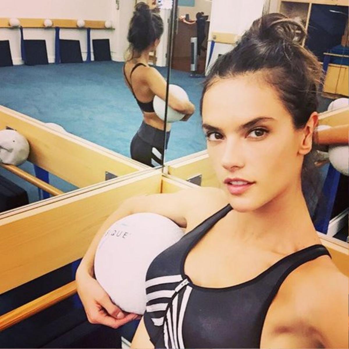 Alessandra Ambrosio trên sàn tập aerobics.