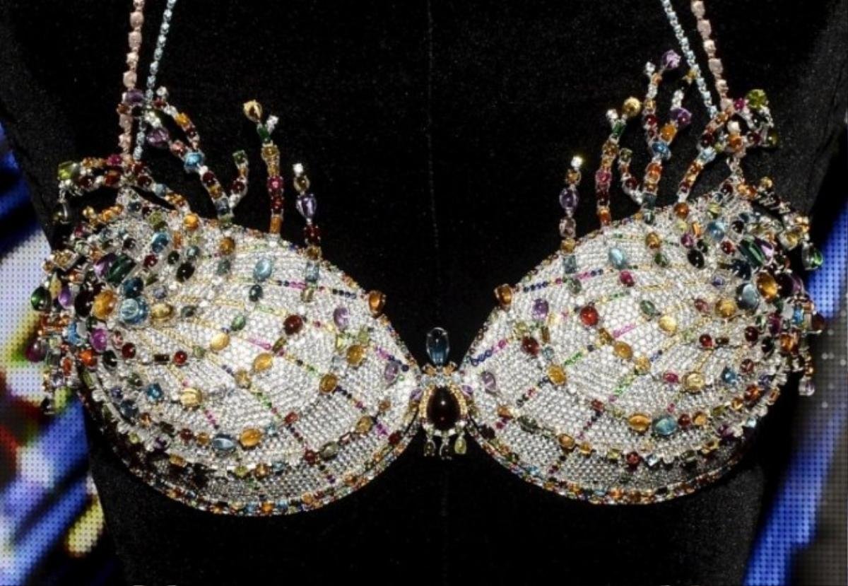 "Fantasy Bra" đang là chiếc áo con gây xôn xao dư luận nhất những ngày gần đây.