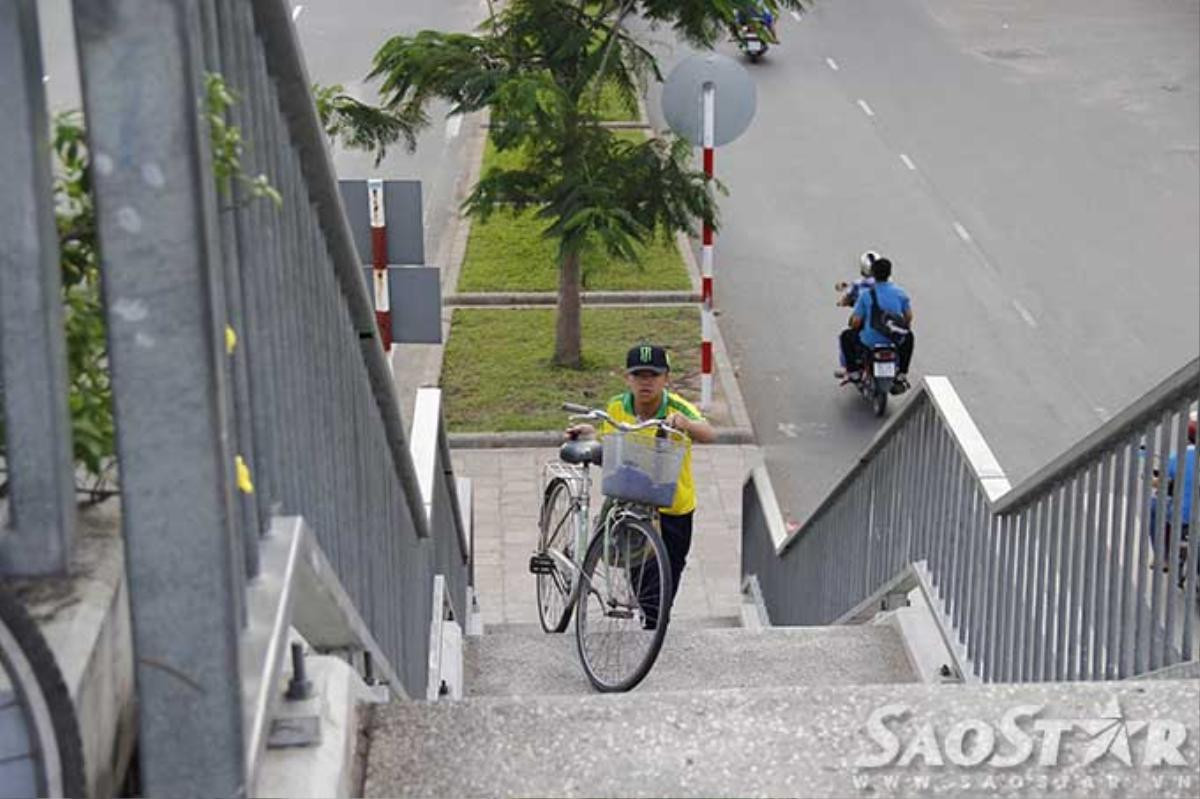 Khổ sở vác xe qua cầu trên đại lộ hiện đại nhất Sài Gòn Ảnh 8