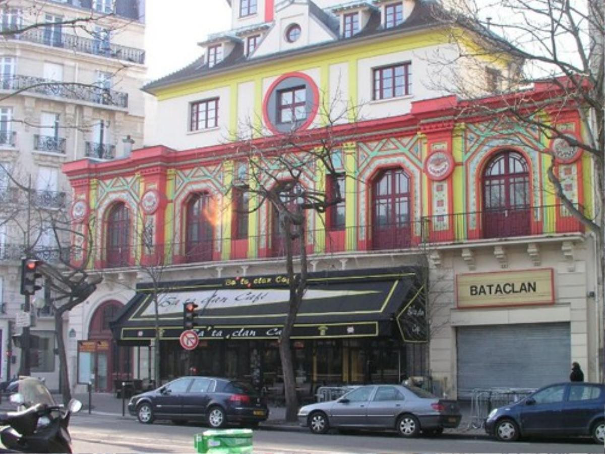 Bataclan được xây dựng từ năm 1864, nhà hát có sức chứa 1.500 người, thường xuyên cháy vé bởi nổi tiếng là địa điểm thân mật, nơi người hâm mộ có thể giao lưu gần gũi với nghệ sỹ. 