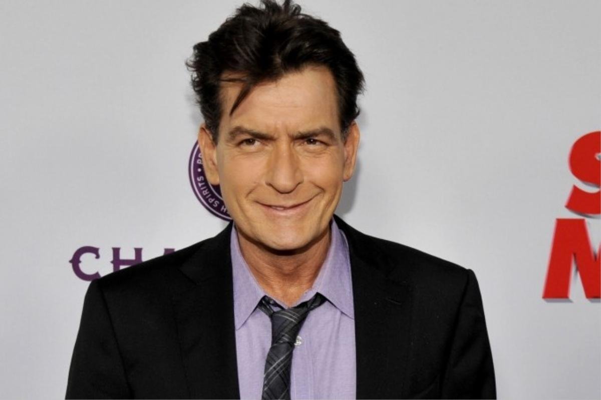 Nam diễn viên nổi tiếng Charlie Sheen nổi tiếng với sở thích chăn gối. Trong nhiều năm, tài tử Two and a Half Man chung đụng với hàng nghìn phụ nữ từ người trong giới giải trí cho tới gái bán dâm. Mới đây, thông tin Charlie Sheen nhiễm HIV từ 2 năm nay gây rúng động Hollywood. Theo một nguồn tin, tài tử 50 tuổi biết tình trạng sức khỏe nhưng vẫn qua lại với nhiều người. Trang TMZ cho hay, lượng virus HIV trong máu Charlie đã giảm đáng kể, tới ngưỡng “khó phát hiện”. 