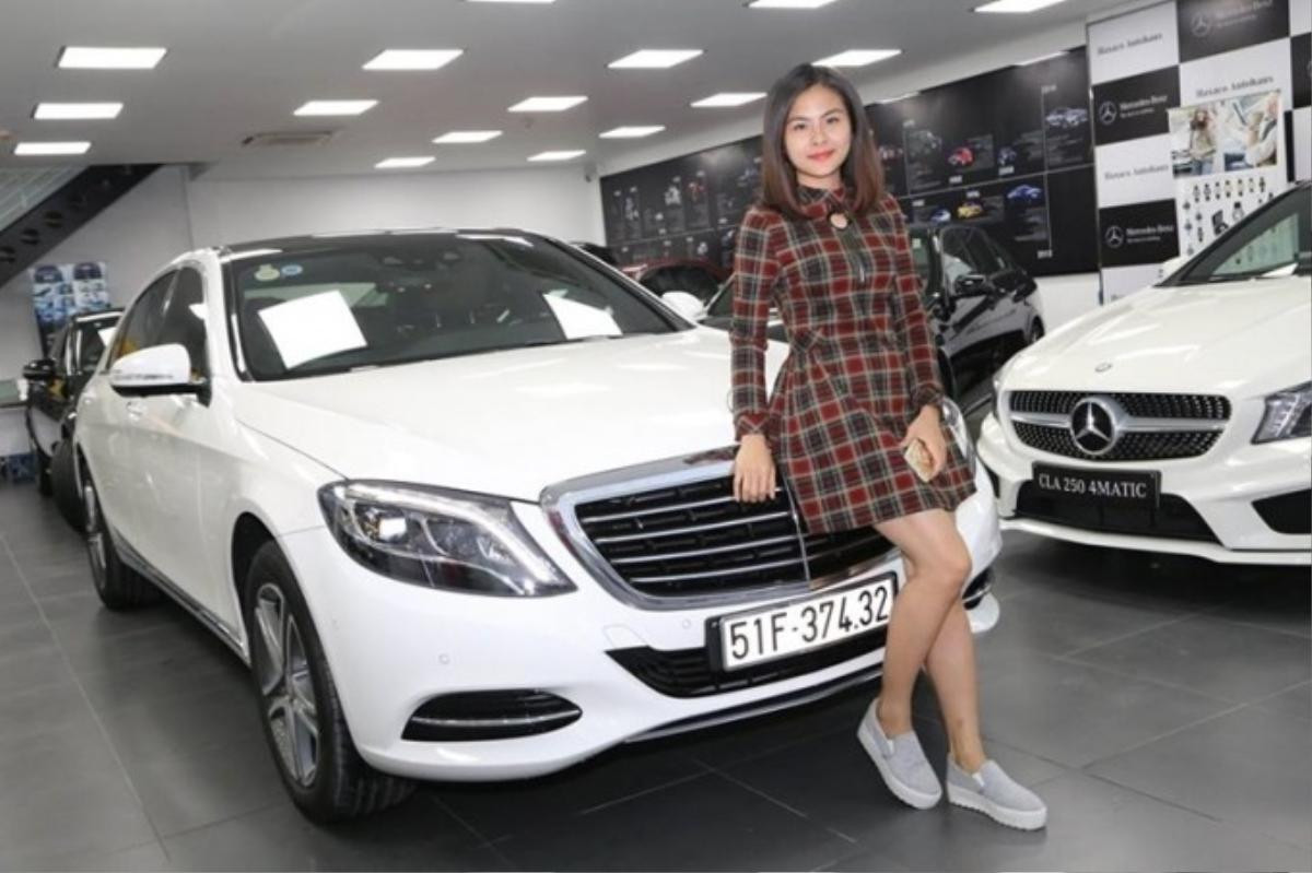 Ngoại thất Mercedes-Benz S 400 2015 với lưới tản nhiệt 4 thanh ngang chrome đặc trưng, mâm xe 18 inches 5 chấu kép, nẹp chỉ mạ chrome trên cản trước, cản sau và thân xe, chụp ống xả kép mạ bóng tích hợp với cản sau, cửa sổ trời siêu rộng Panorama chỉnh điện… 