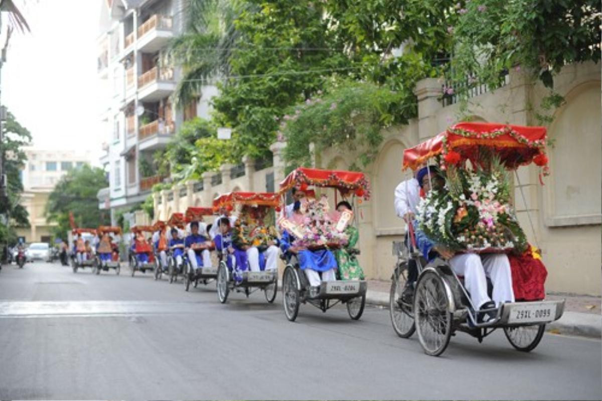 Phía đàn trai bắt đầu xuất phát sang nhà cô dâu lúc 15h10. Tất cả cùng di chuyển bằng phương tiện là xe xích lô với phần mui màu đỏ được kết hoa xung quanh. Hình ảnh đoàn xe xích lô nối đuôi nhau một quãng dài nhận được sự quan tâm của nhiều người đi đường.