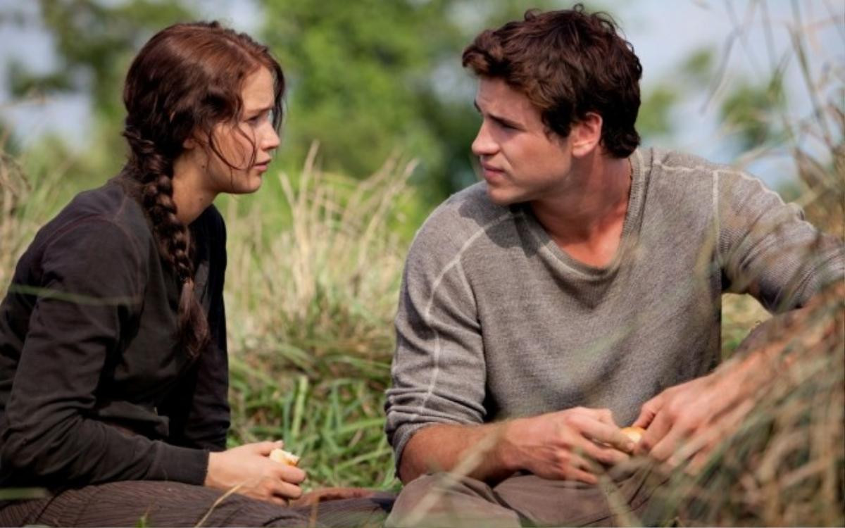 Katniss-Everdeen-Jennifer-Lawrence-and-Gale-Hawthorne-Liam-Hemsworth-in-THE-HUNGER-GAMES-1680x1050-wide-wallpapers.net