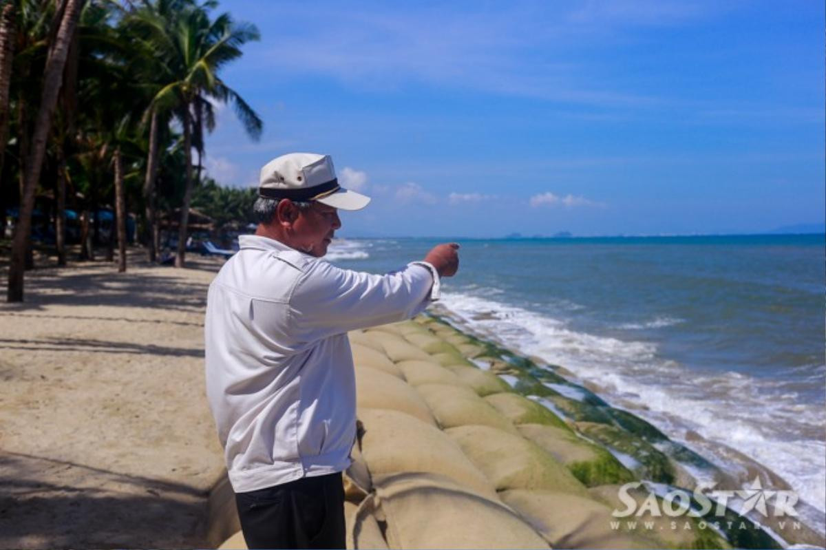 Ông Nguyễn Xin, bảo vệ tại khu bờ biển Cửa Đại cho biết: "Bờ biển hồi trước đẹp lắm, bây giờ sóng đánh bay mất 5 hàng dừa rồi, ăn sâu vào đất liền cả 50m rồi chứ chẳng chơi".