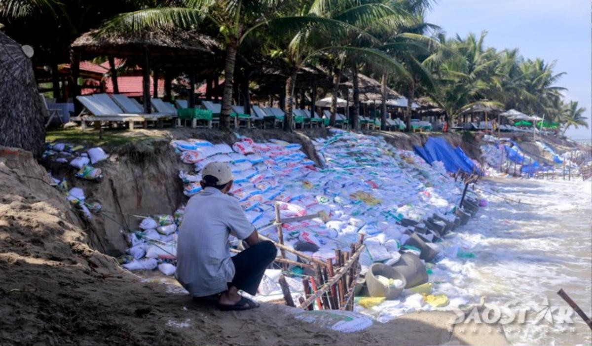 Hàng loạt nhà hàng đang bị đe dọa bởi việc sạt lở khi mà việc kè bằng bao cát, đóng cọc chả thấm vào đâu.