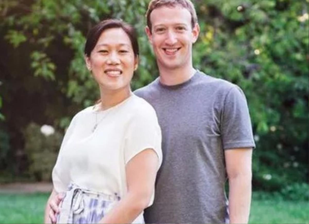 CEO Facebook bên cạnh vợ. 